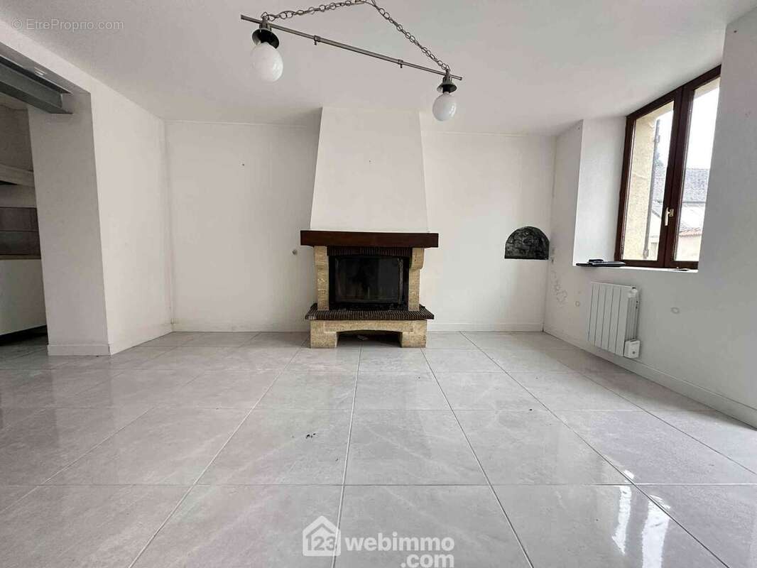 Vous apprécierez la cheminée pour vos soirées d&#039;hiver - Maison à SISSONNE
