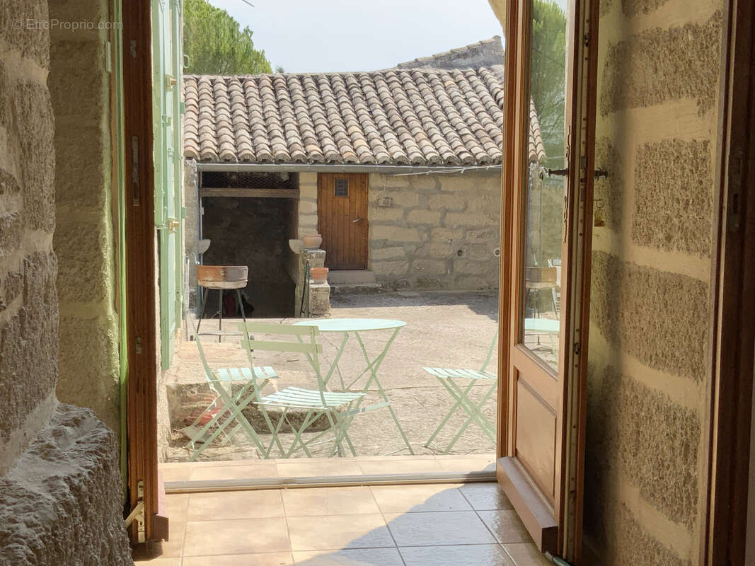 Maison en pierre à 4 km d' Uzès, jardin et grand garage. - photo 4