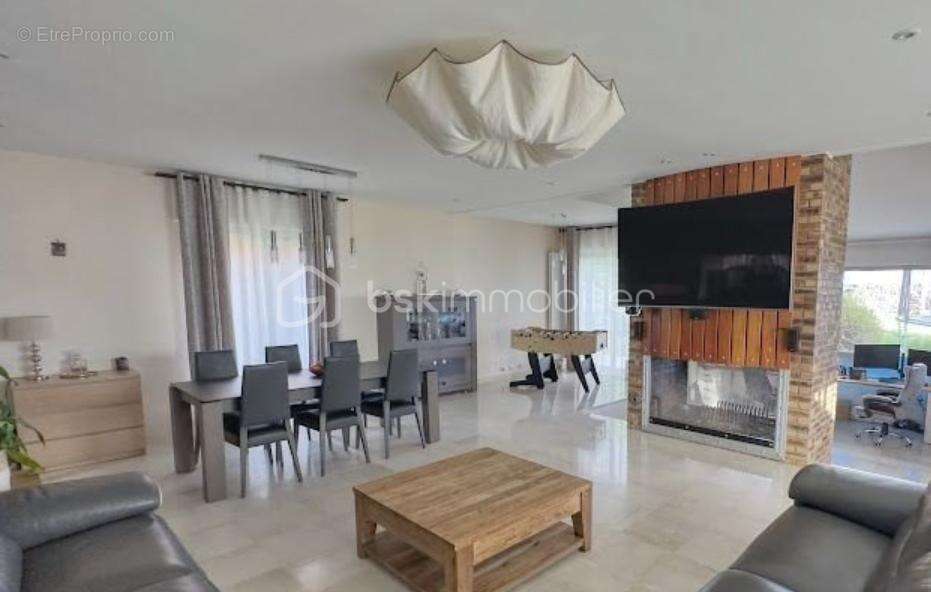 Maison à VARENNES-JARCY