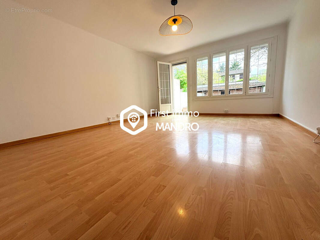 Appartement à SAINT-THIBAULT-DES-VIGNES