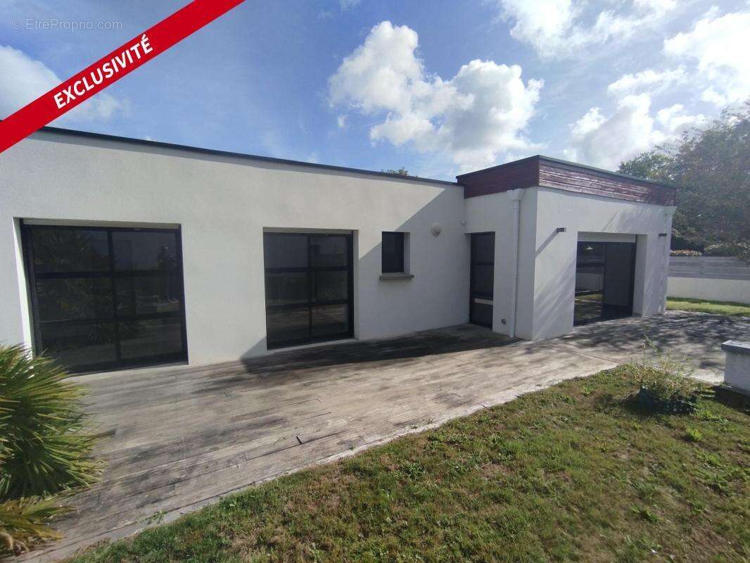 Maison à LA TRINITE-SURZUR