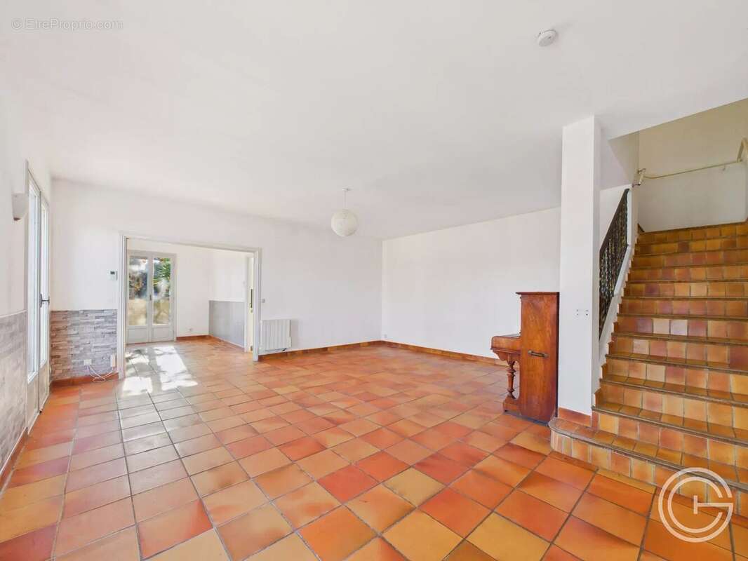 VILLA 5 pièces 134m² + Terrain 3.174m² - Moyenne Corniche des Pugets - SAINT LAURENT DU VAR - photo 6
