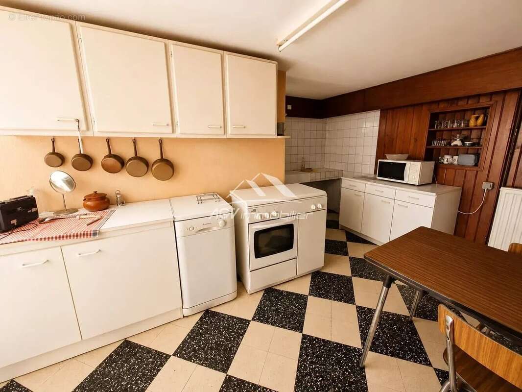 A Alès, maison d'environ 142 m² avec terrain attenant proche des commodités - photo 10