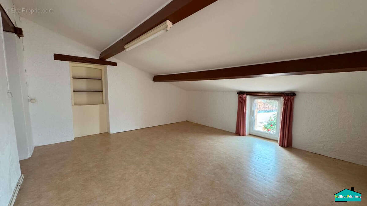 Maison de bourg de 157 m² avec jardin clos et garage - Beau potentiel - photo 9