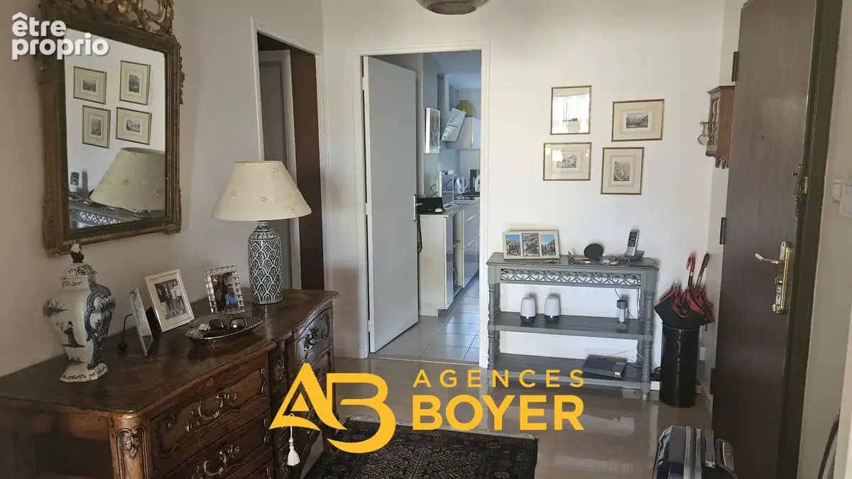 Appartement T4/5 Au coeur du village de BANDOL dans résidence sécurisée avec ascenseur. - photo 11