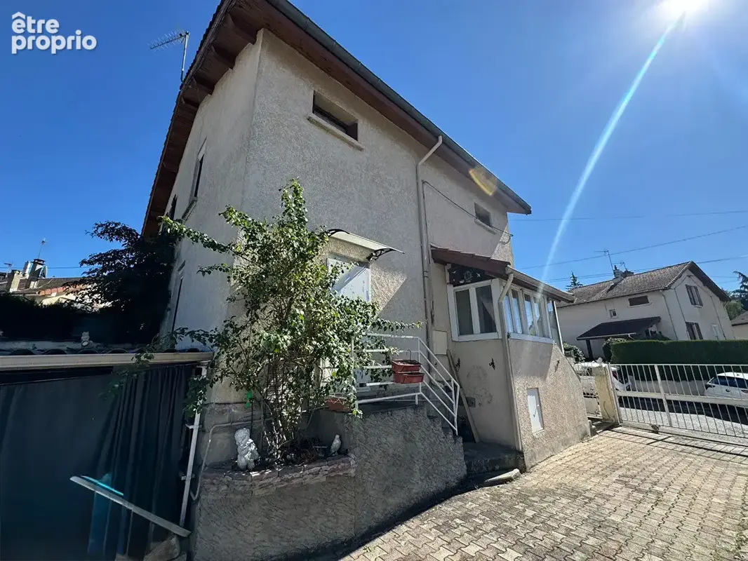 Maison à LE CHAMBON-FEUGEROLLES