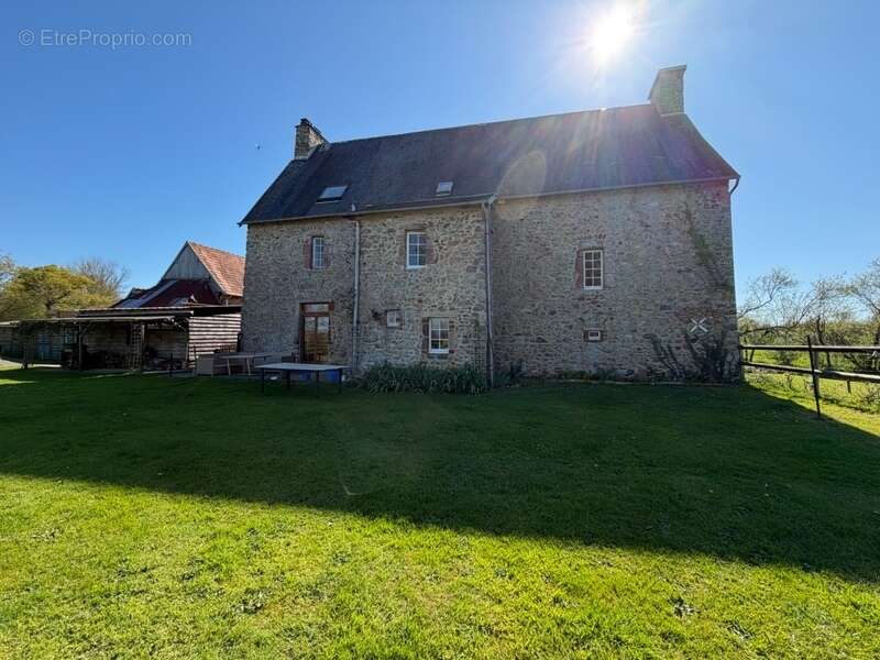  propriété équestre de caractère – 3,3 hectares – habitation + gîte + dépendances  le dezert (50) - photo 5