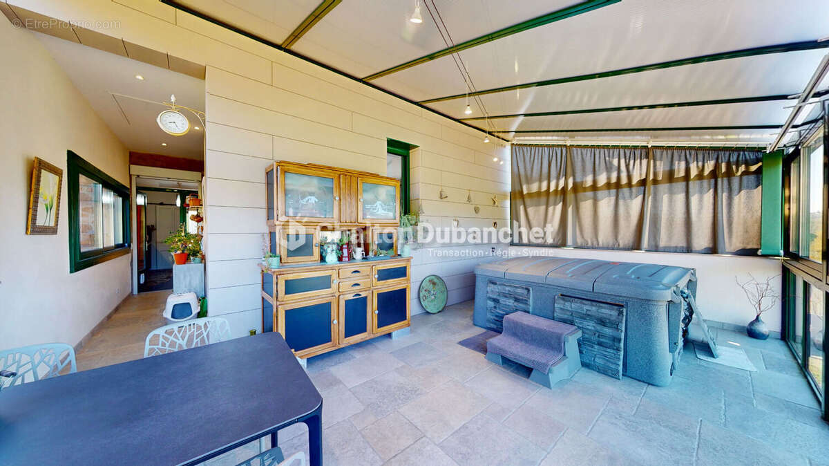 Maison à COURS-LA-VILLE