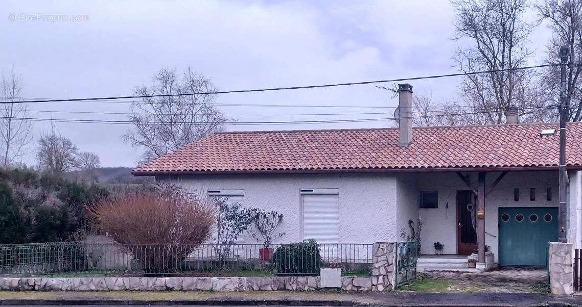 Maison à MONTAIGU-DE-QUERCY