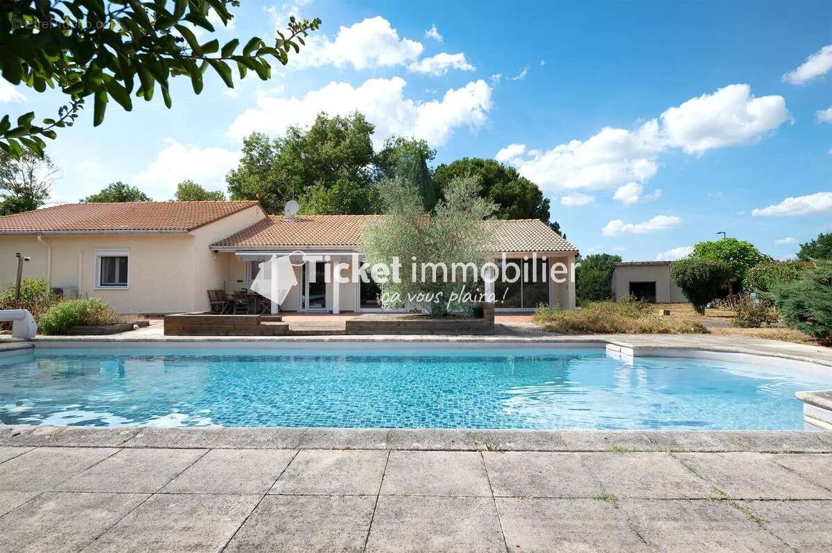 Maison t5 de 160m2, annexe t3 de 60m2, terrain de 3533m2, piscine au sel, climatisation etc ... - photo 3