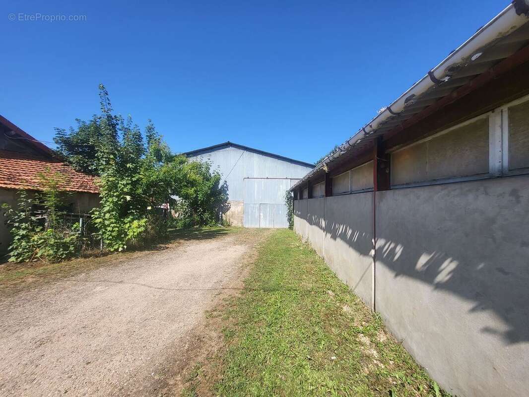 Parking à SAINT-LOUP-DE-VARENNES