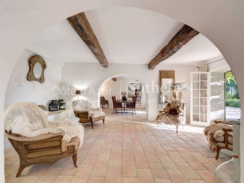 Maison à CHATEAUNEUF-GRASSE