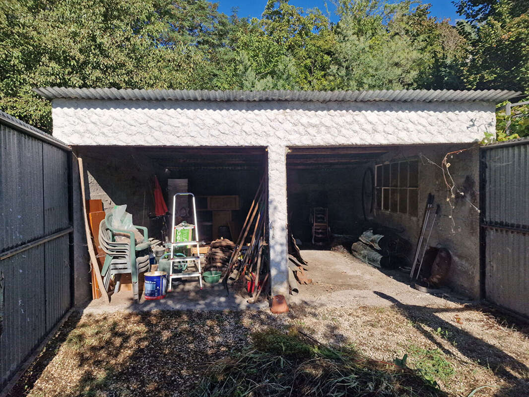 Maison sur deux niveaux avec terrain de 1 500 m² et garages - photo 11