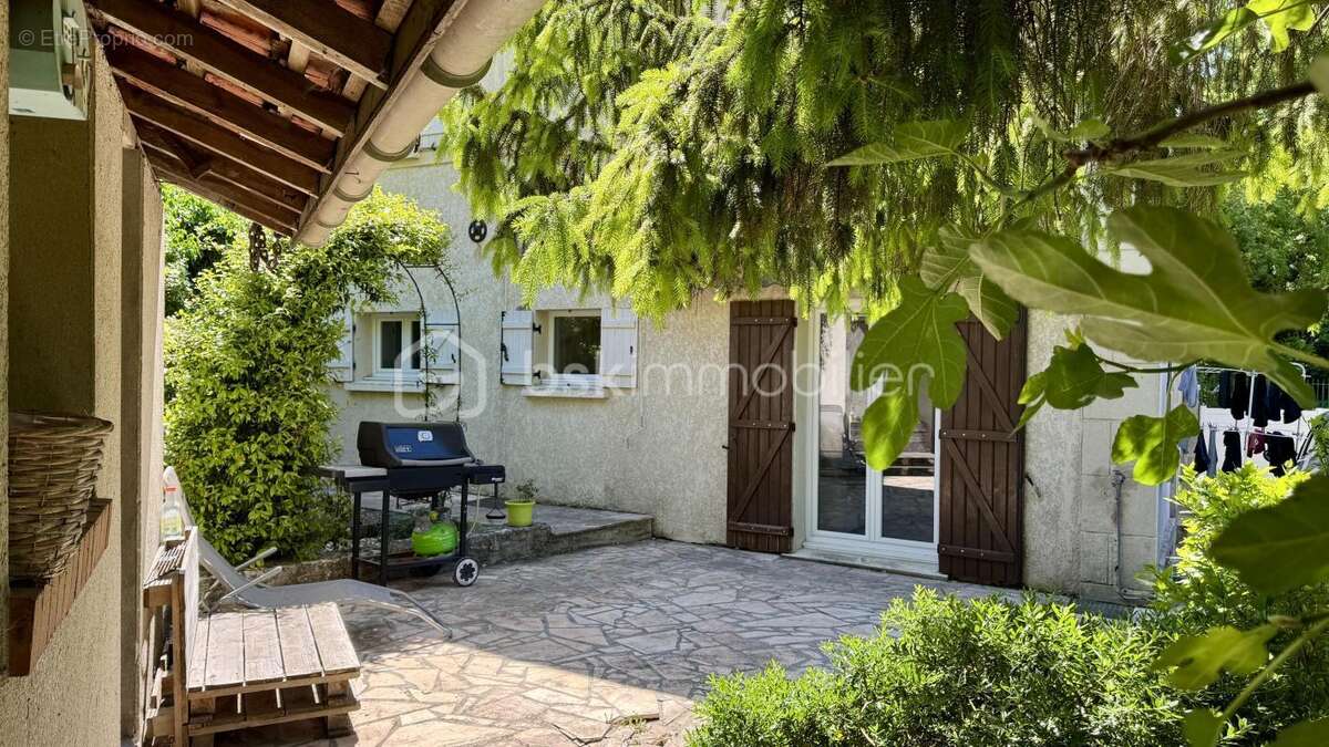 Maison de caractère à Crépy-en-Valois – Un cadre de vie paisible et pratique - photo 4