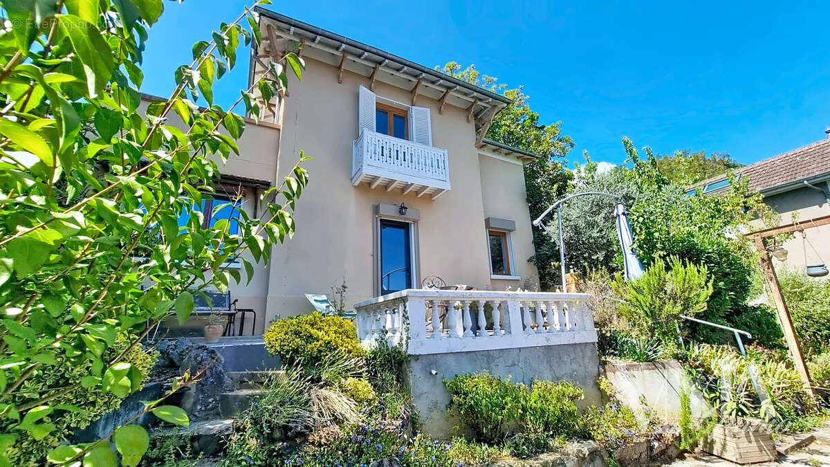 Écully   maison atypique dans un écrin de verdure - photo 2