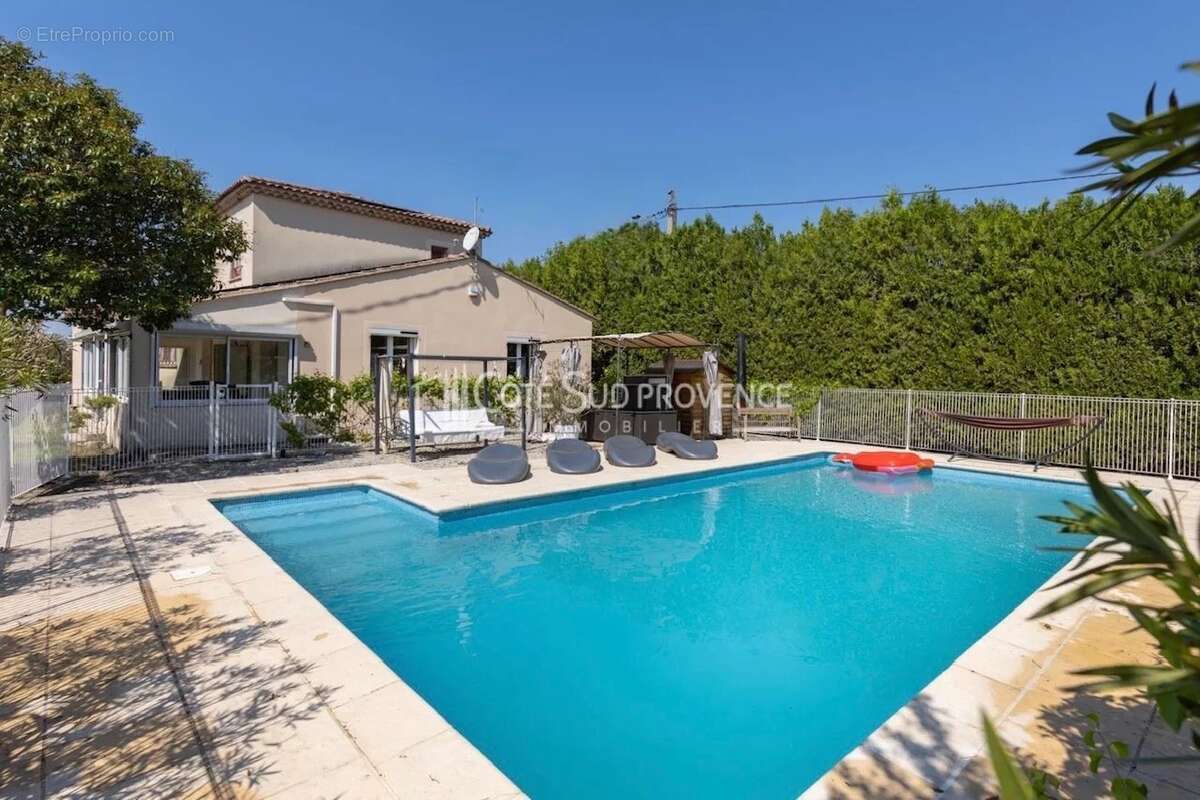 Maison à PERNES-LES-FONTAINES