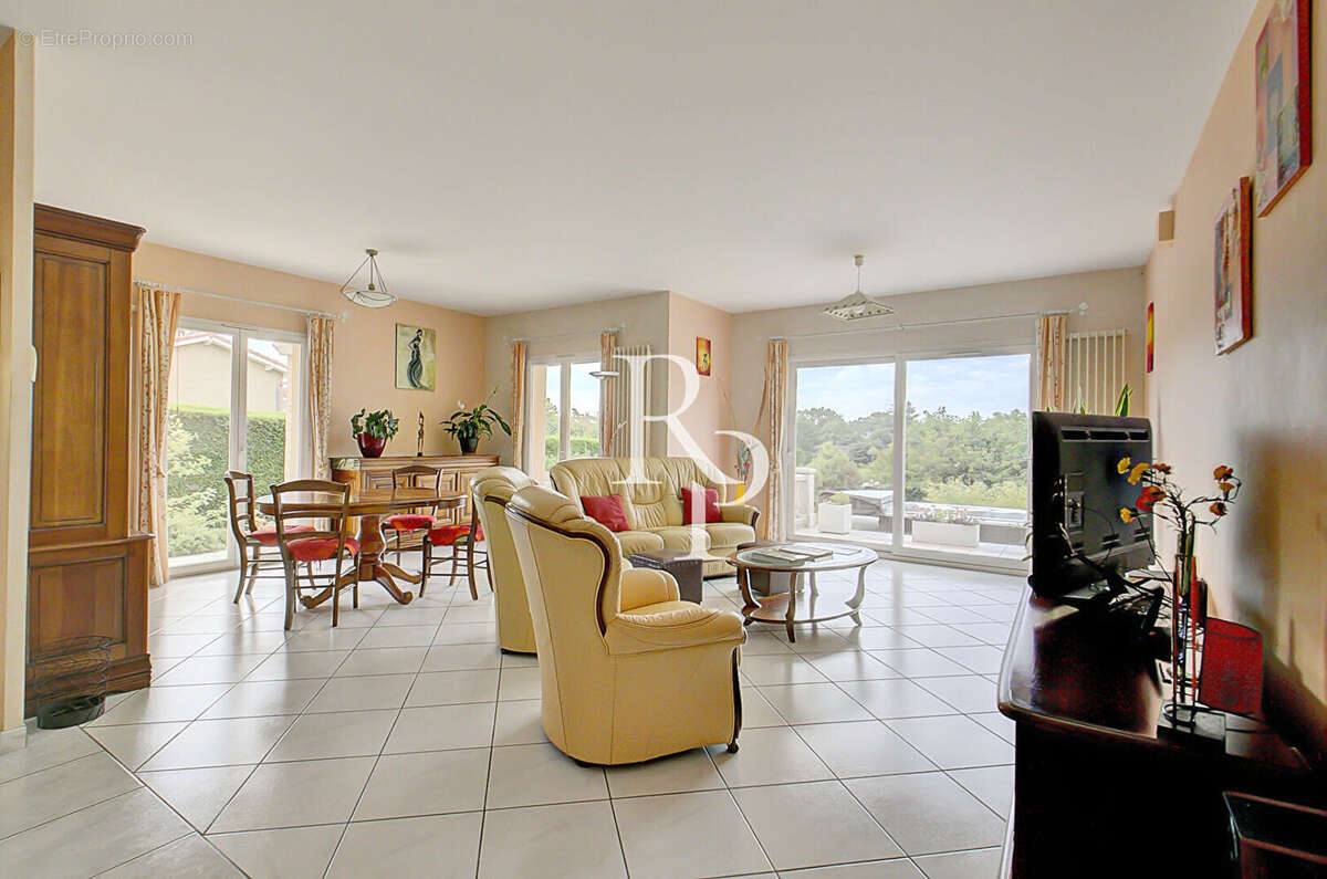 Maison à GREZIEU-LA-VARENNE