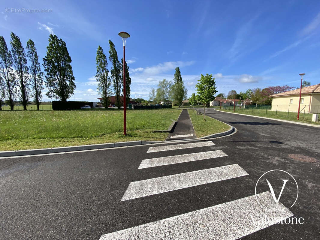 Terrain à MIRAMONT-SENSACQ