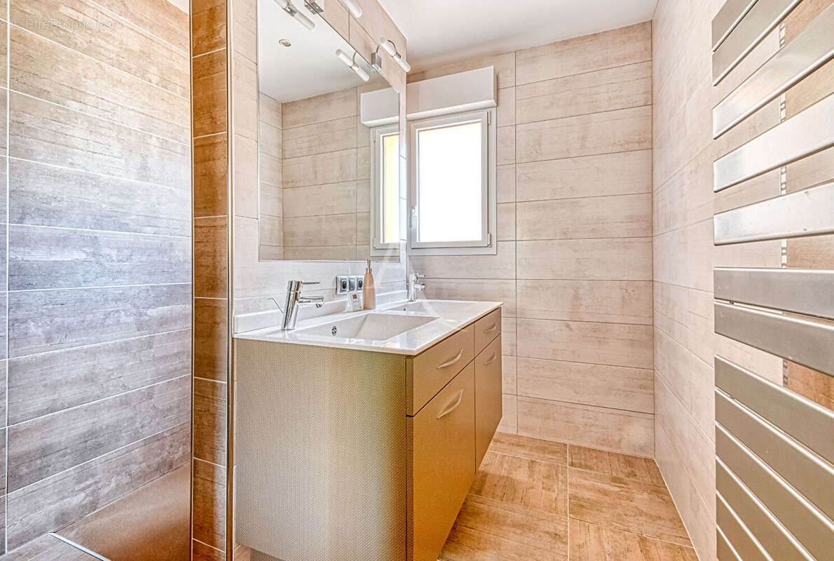 Maison à LA SALLE-DE-VIHIERS