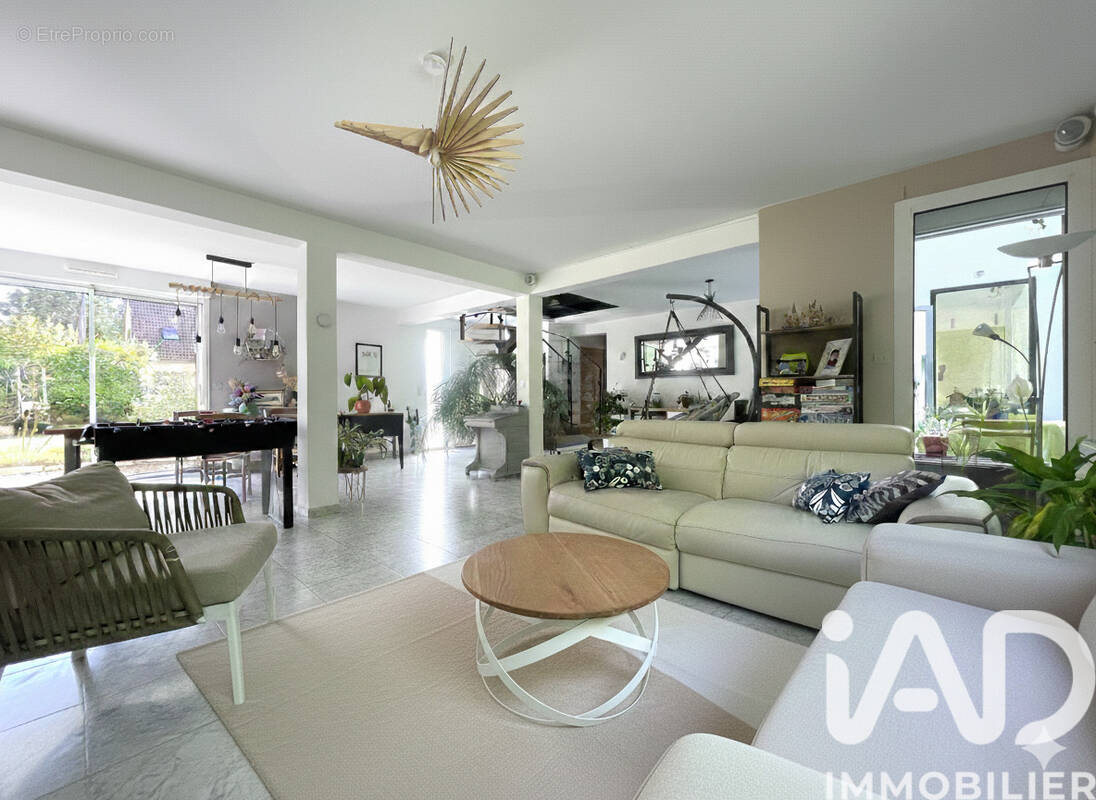 Photo 1 - Maison à LE MESNIL-SAINT-DENIS