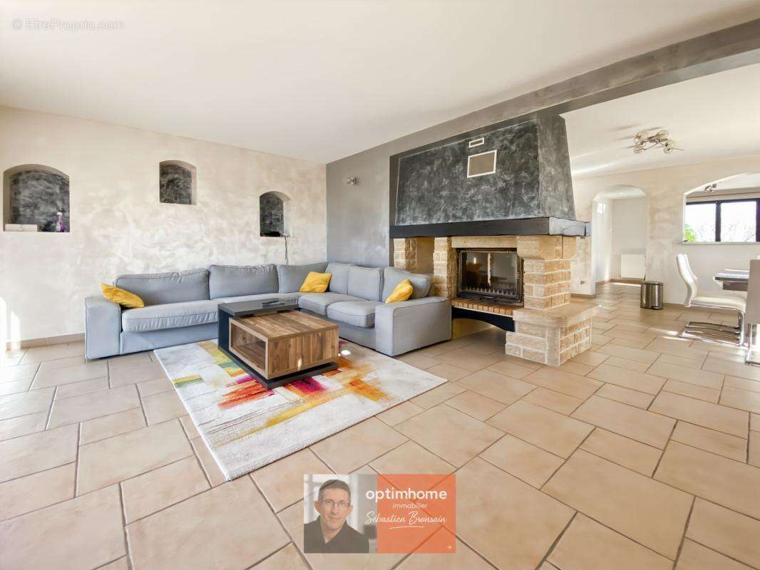 Dole – Grande maison familiale de 295 m² avec 7 chambres et jardin de 1 700 m² - photo 2