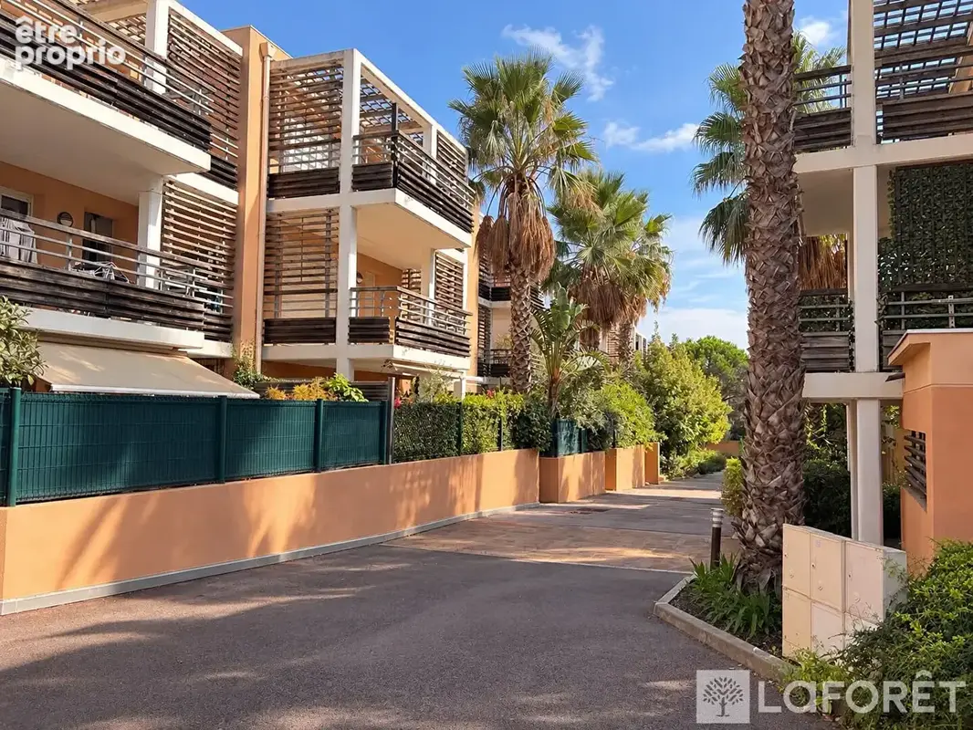 Fréjus saint-lambert  2 pièces avec vue dégagée, piscine et parking boxable - photo 1