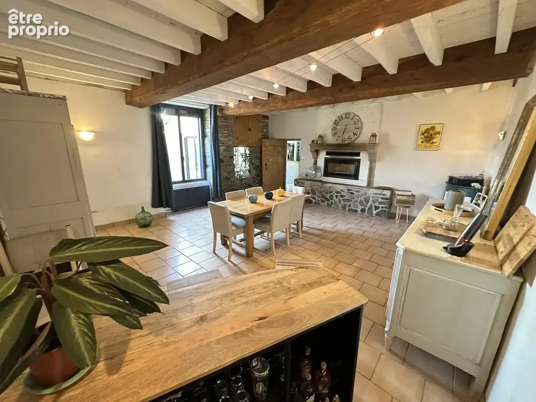 Ancien corps de ferme rénové, 5 chambres + gite + grange de 204 m² et 4 196 m² de terrain - photo 3