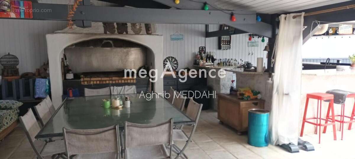 "À 10 minutes des plages de Royan, découvrez une authentique demeure de caractère offrant 6 chambres, piscine, studio indépendan - photo 12