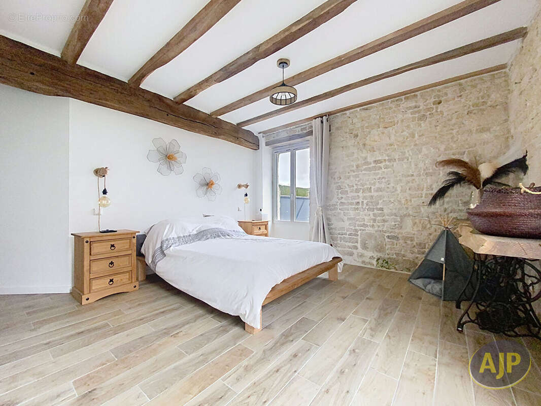 Maison à LES MAGNILS-REIGNIERS