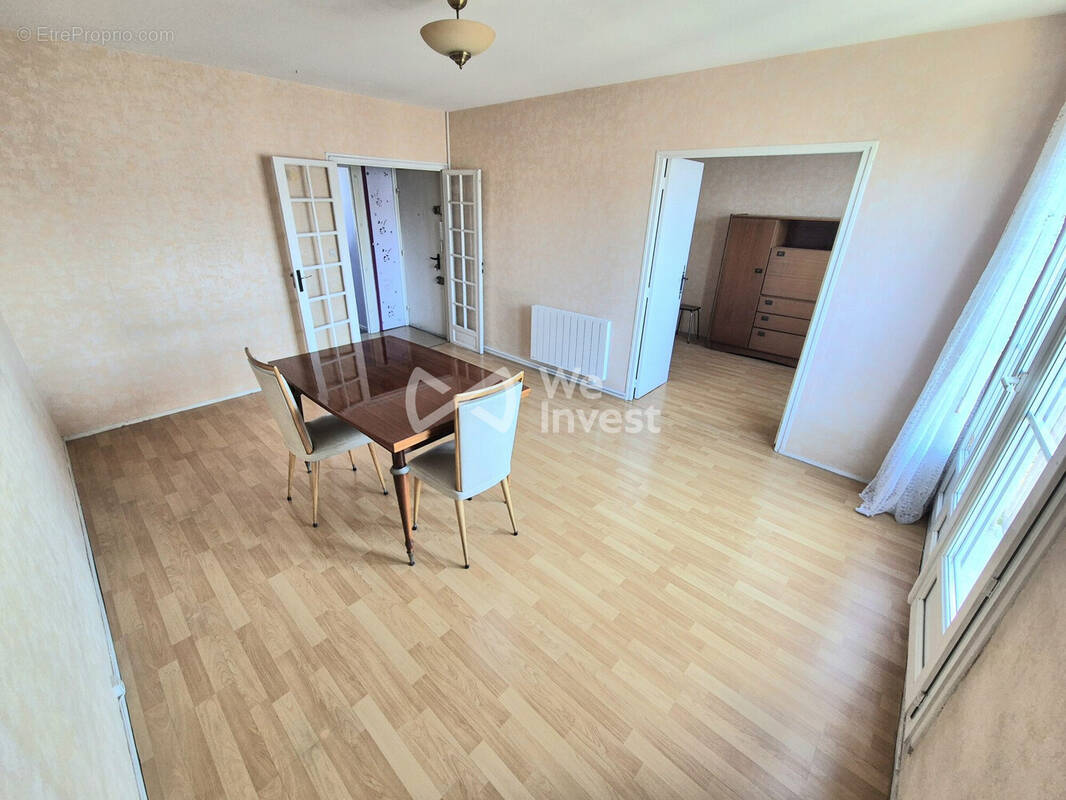 grand séjour avec portes fenêtre - Appartement à NEUILLY-SUR-MARNE