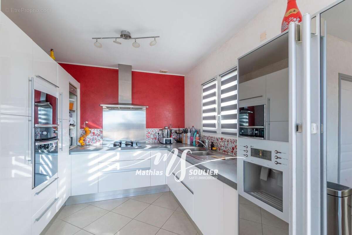 Maison 260 m² à Vitrolles  - photo 7