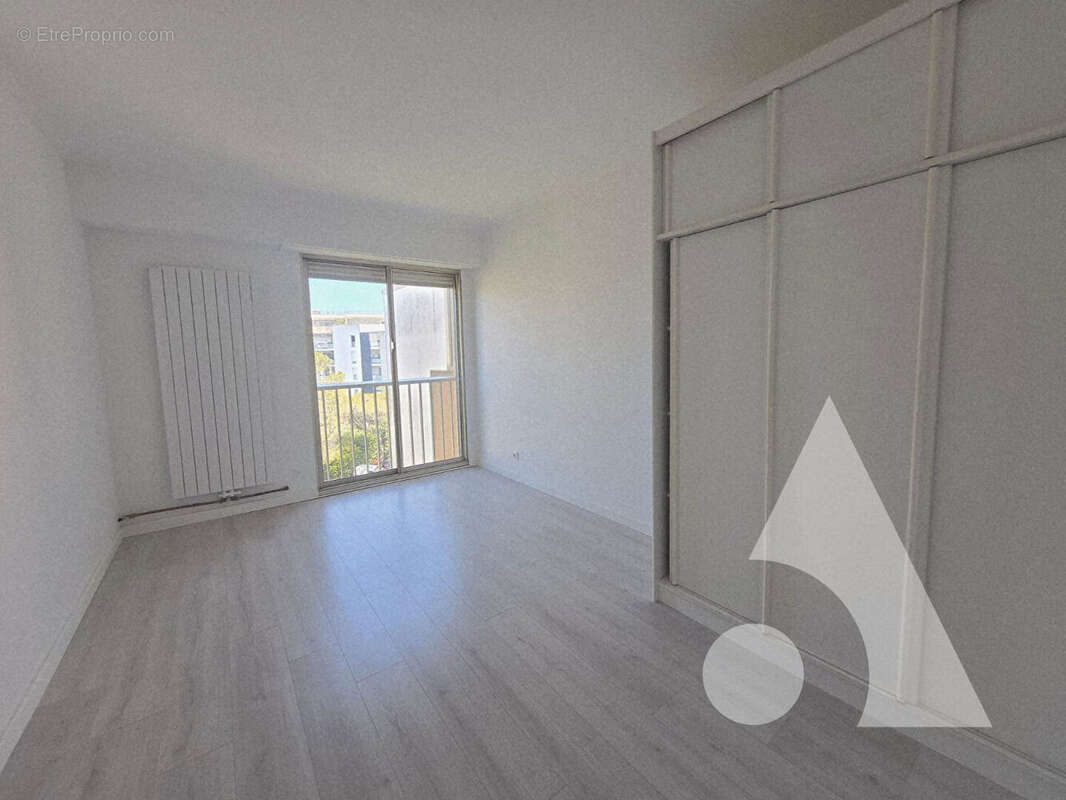 St Raphaël  4 p - 104,65 m²  carrez-  Beaux volumes, lumineux et idéalement situé - photo 10