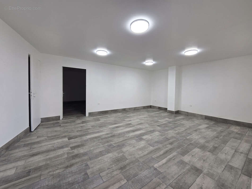 Ensemble immobilier d'habitations et de commerces - photo 14