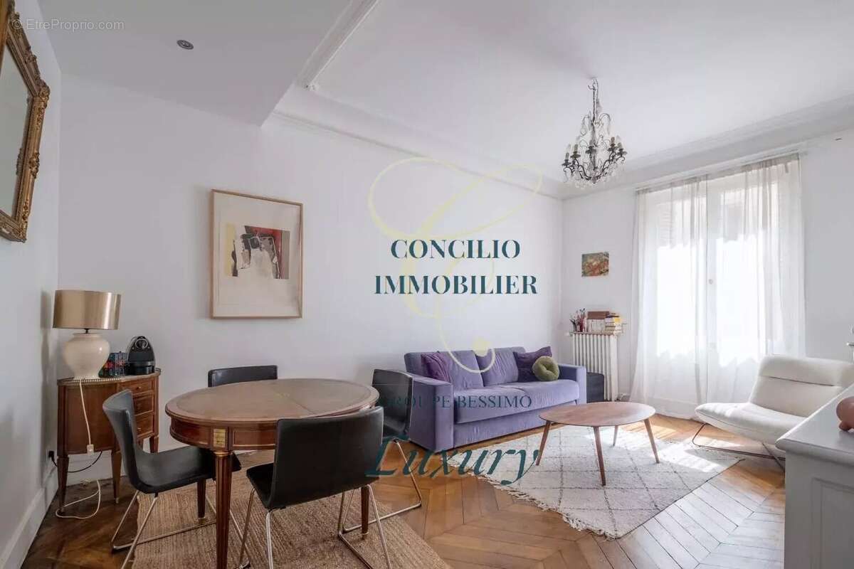 Appartement à PARIS-8E