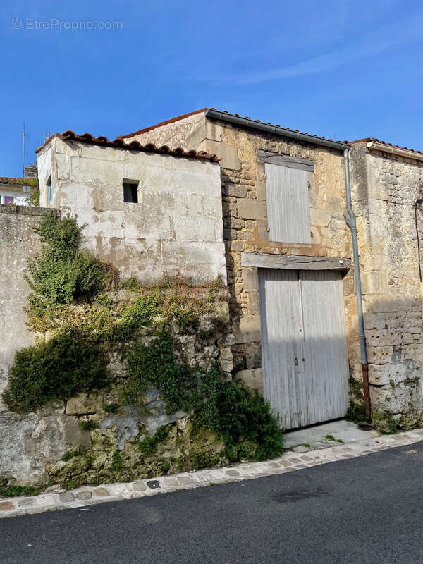 Commerce à SAINT-SAVINIEN
