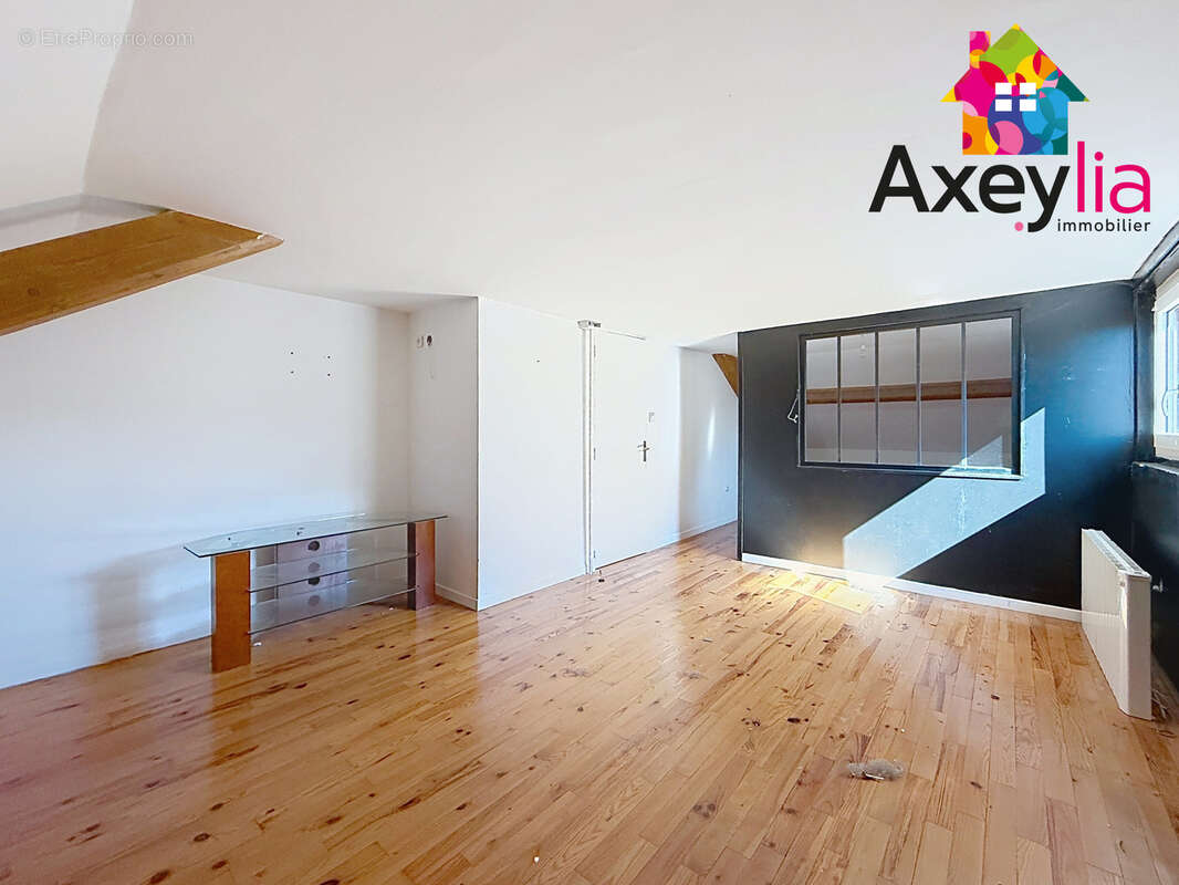 A vendre - pouilly-sous-charlieu - maison d'habitation avec 5 chambres, garage et terrain - photo 8