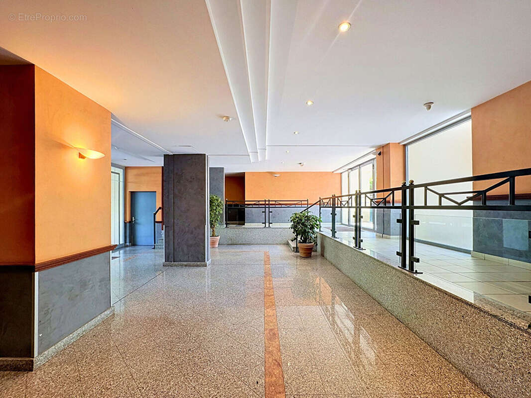 Grand t2 - dernier etage - terrasse - garage - cave - photo 9