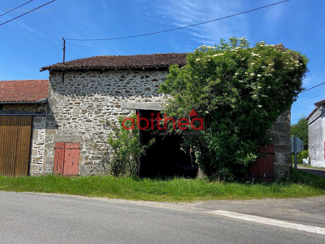 Maison de village et grange à rénover avec terrain constructible - photo 2