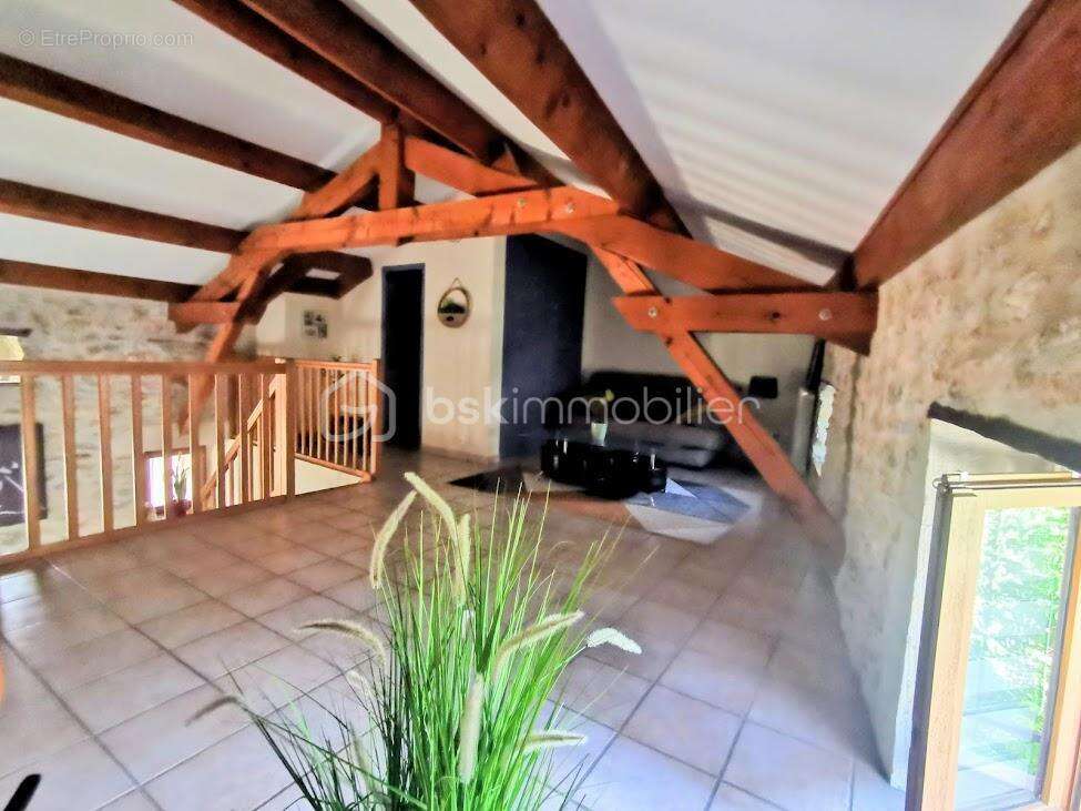 Maison en pierre 4 pièces - terrasse - Centre de Vallon Pont d'Arc - photo 9