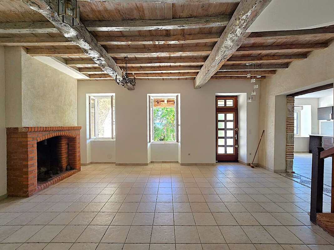 Rare - Délicieuse propriété 1,9 hectare maison rénovée et nombreuses dépendances - photo 16
