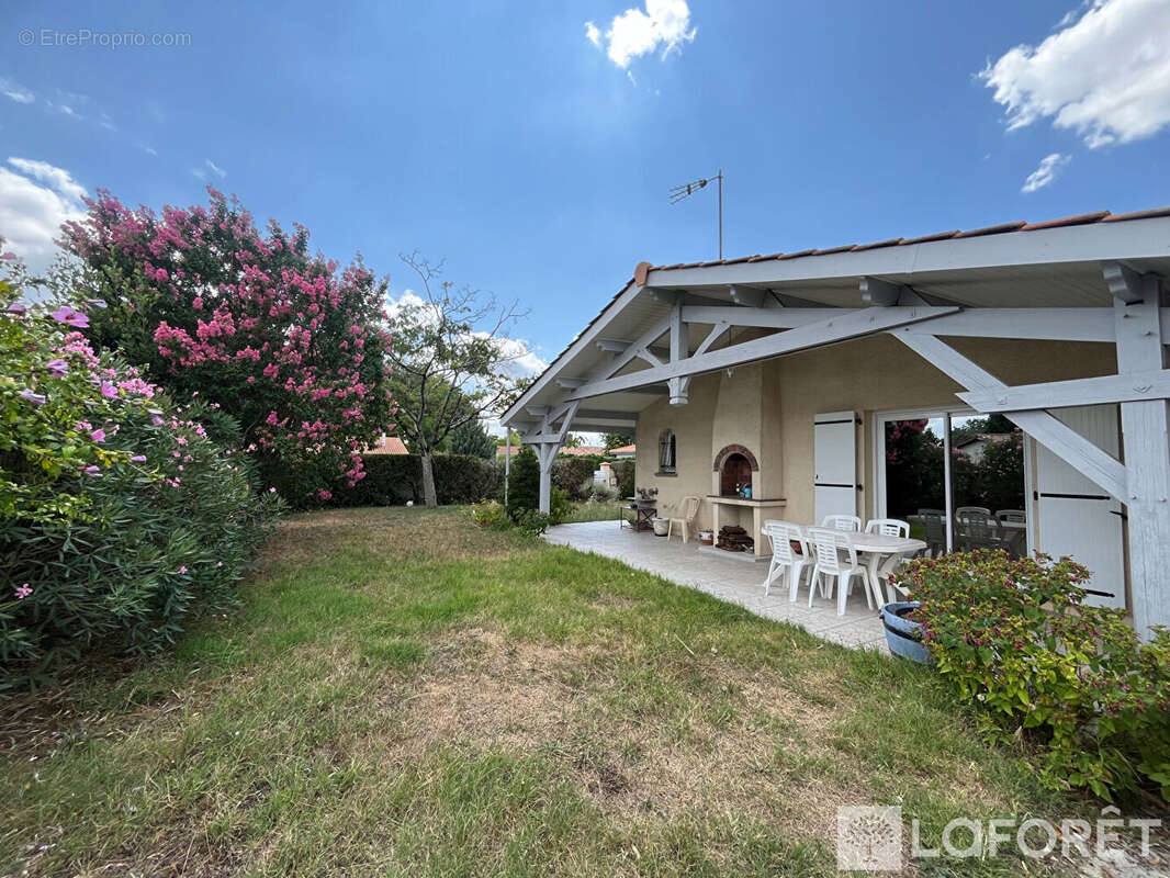 Maison Ambares Et Lagrave - 108m² -  3 chambres + garage - photo 4