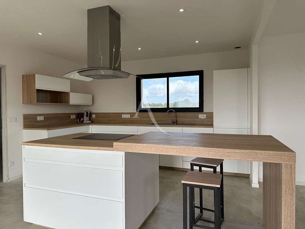 Maison à NIEUL-LE-VIROUIL