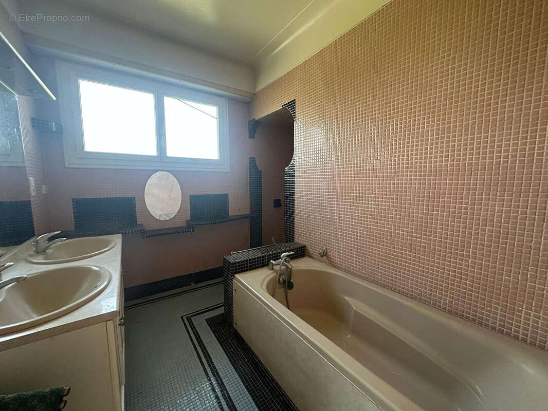 Maison divisee en 2 appartements, au fond dune impasse, fort potentiel - photo 6
