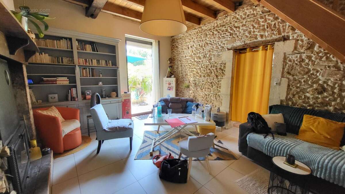 24140 Eyraud Crempse Maurens Maison ancienne en pierres  et petite grange sur parcelle de 3093 m² - photo 5