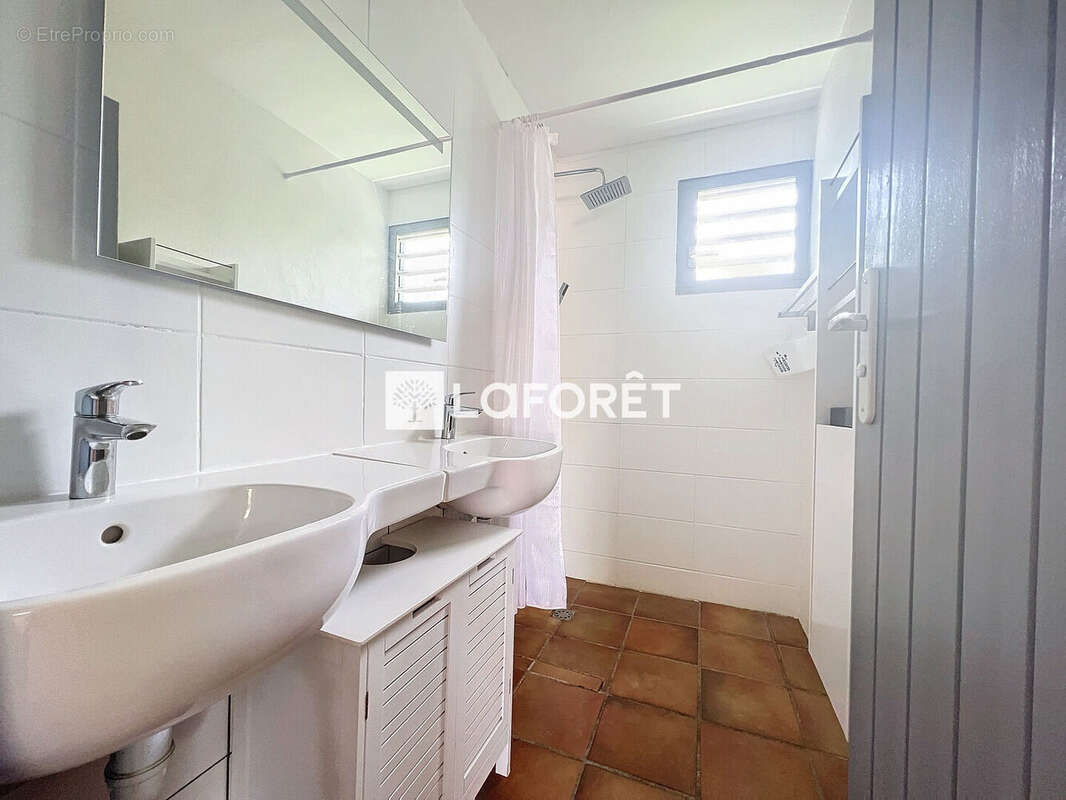 Maison F4  à Sainte Anne avec garage et piscine - photo 16