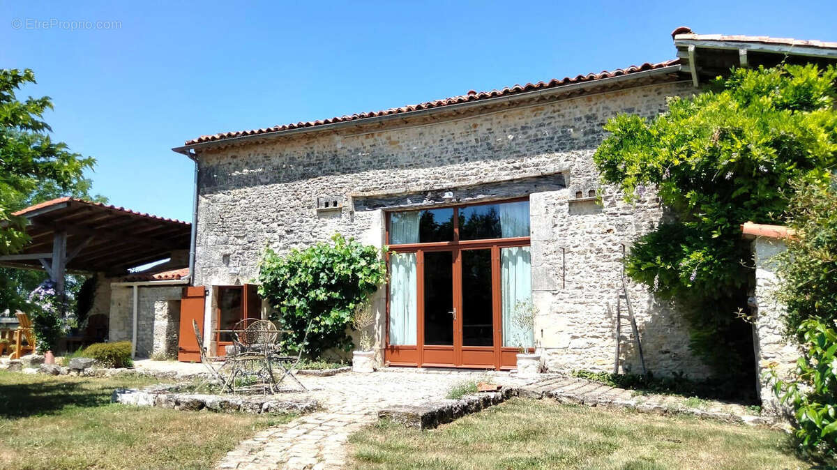 EXTERIEUR - Maison à CELLEFROUIN