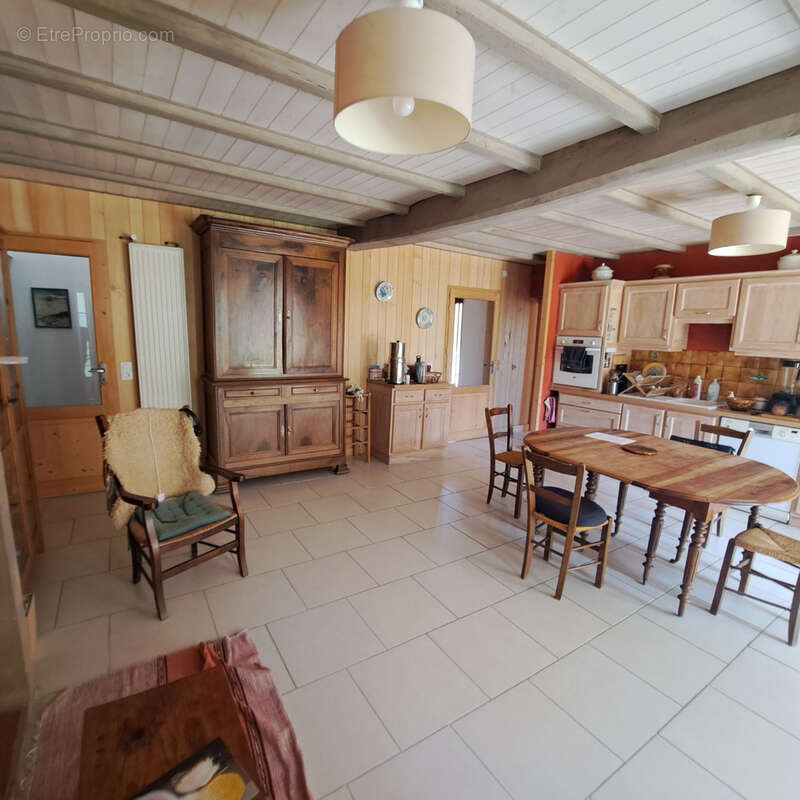 Maison charentaise de caractère   185 m2   5 à 6 chambres   Jardin, garage et dépendance - photo 3