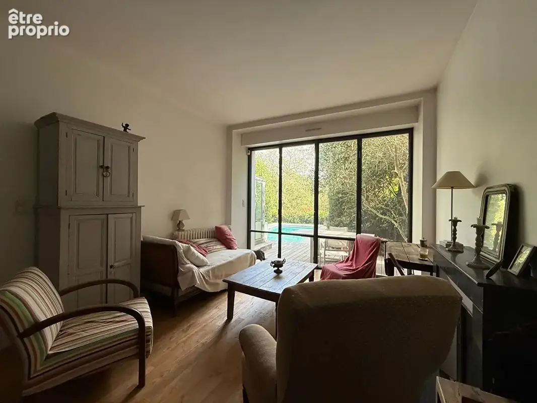 Maison de 215 m² aux prestations soignées rénovée en 2011 avec piscine chauffée entourée de verdure - photo 4