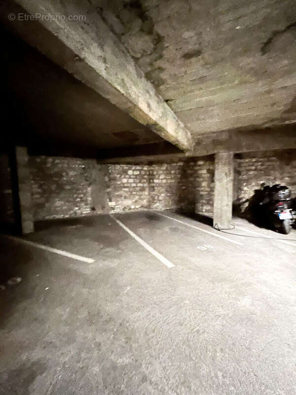 Parking à PARIS-11E