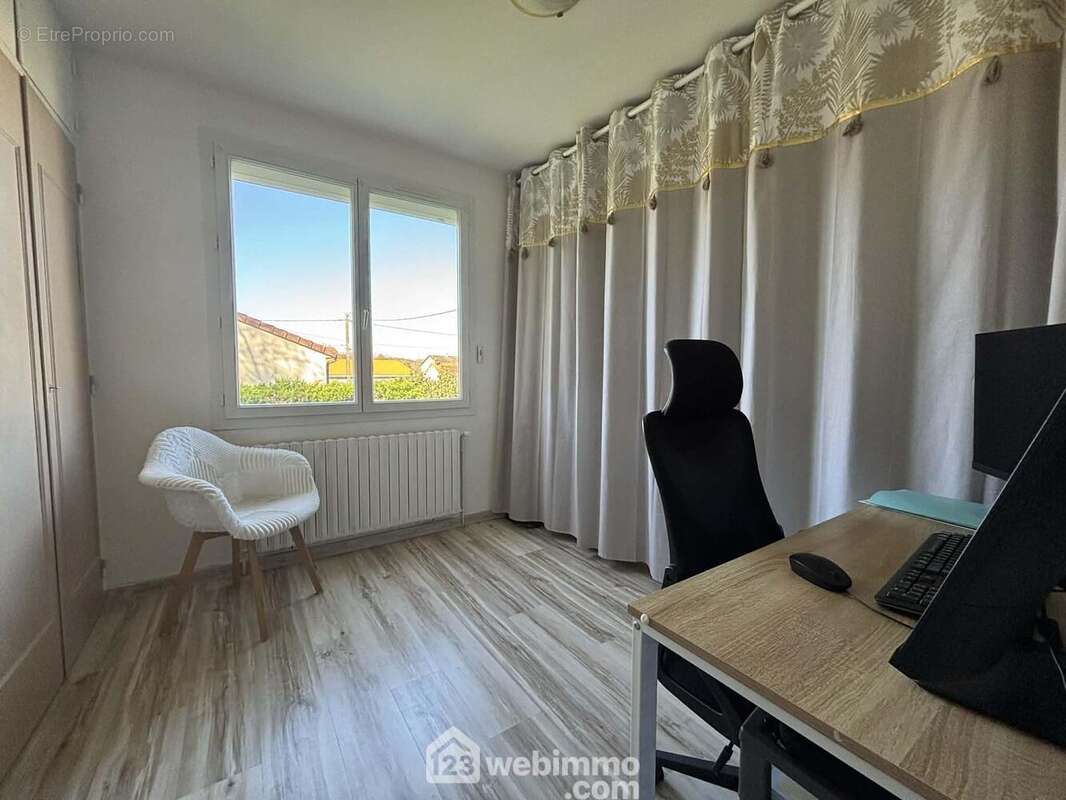 1 chambre de 9,1 m2 avec dressing et placards intégrés, - Maison à THURE